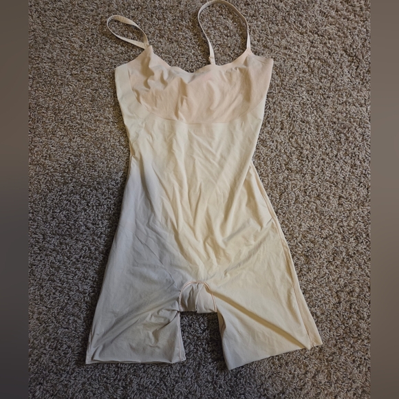 Spanx Invisible Shaping Open Bust Mid-Thigh Body Suit - Picture 4 of 6